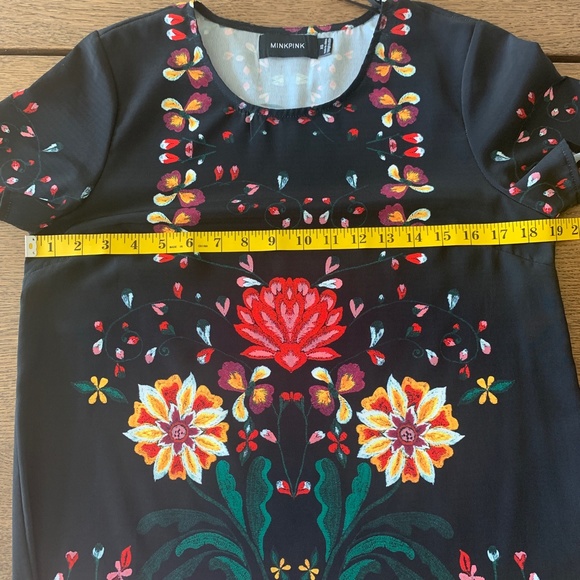 MINK PINK  Wisdom Tee Short Sleeve Shift Dress in Multi Size X-Small - Picture 5 of 6